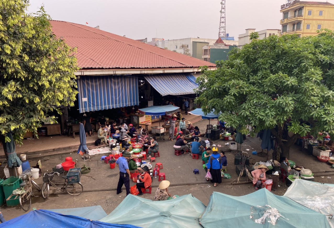 Một góc nhỏ hàng quà vặt ở chợ Đông Hà - Ảnh: Thúy Linh